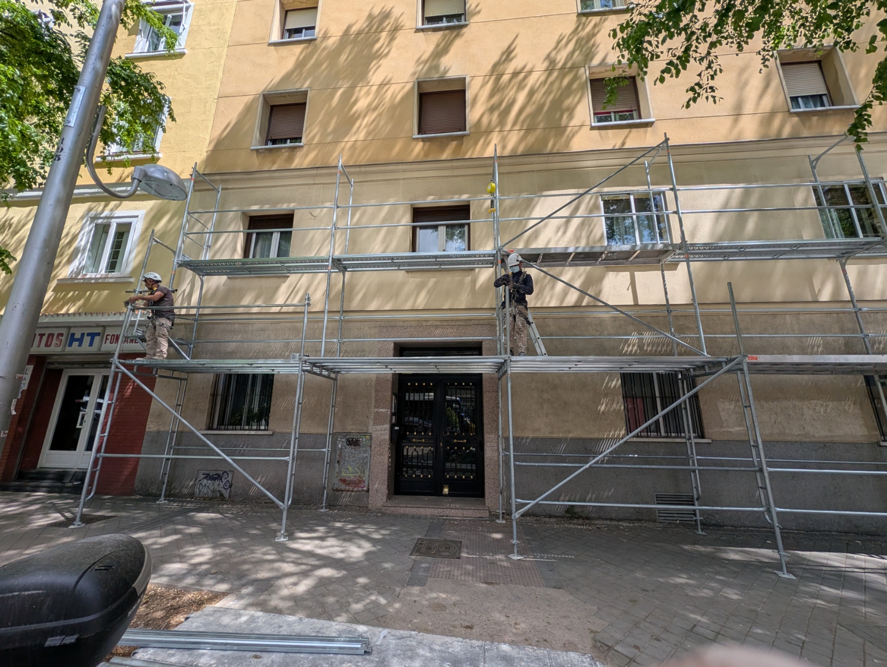 Andamio en rehabilitación de edificio de viviendas en Madrid