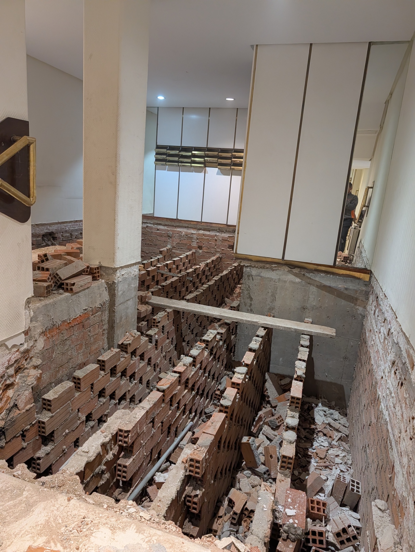 Detalle del forjado antiguo de viguetas cerámicas listo para retirar en comunidad de Salamanca
