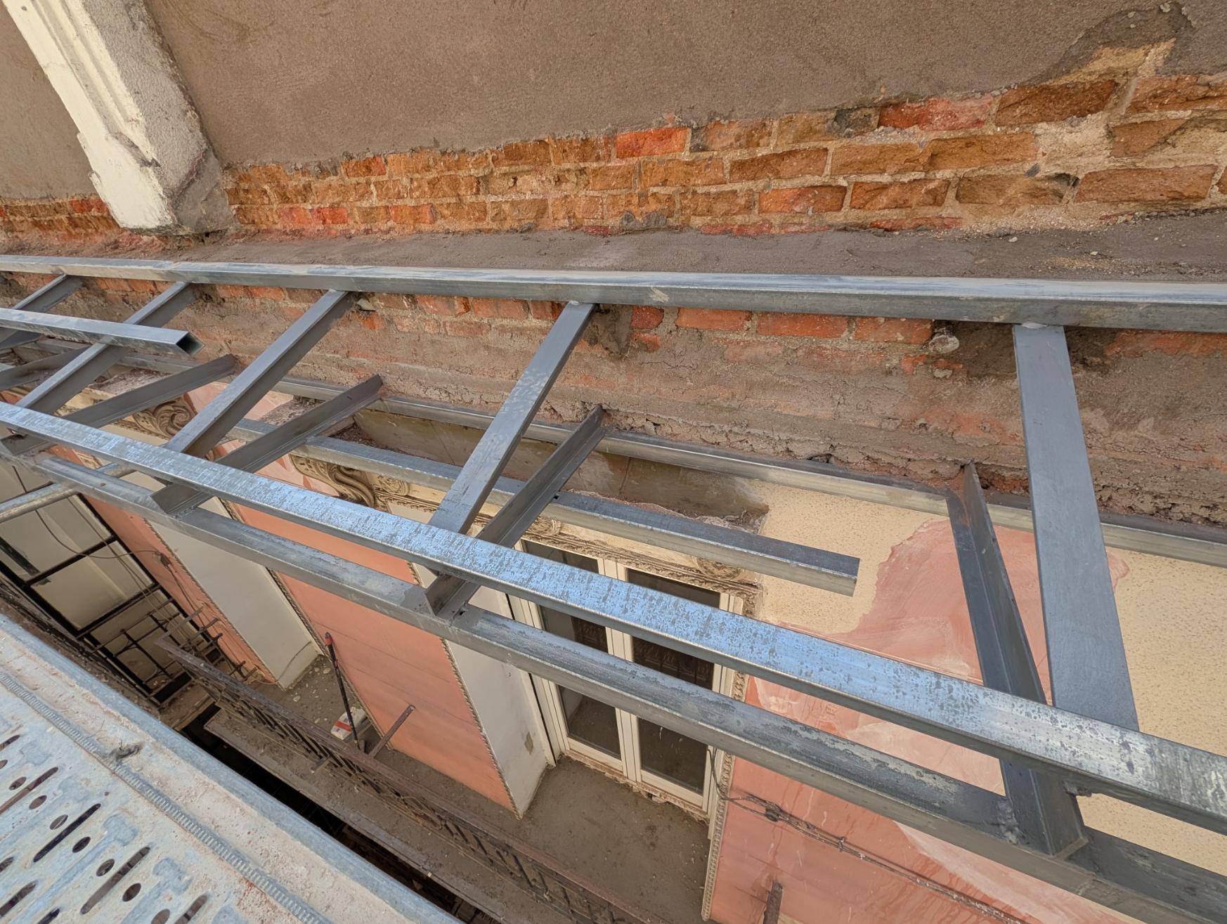 Refuerzo estructural de fachada con perfilería metálica galvanizada en edificio de Chamberí, Madrid