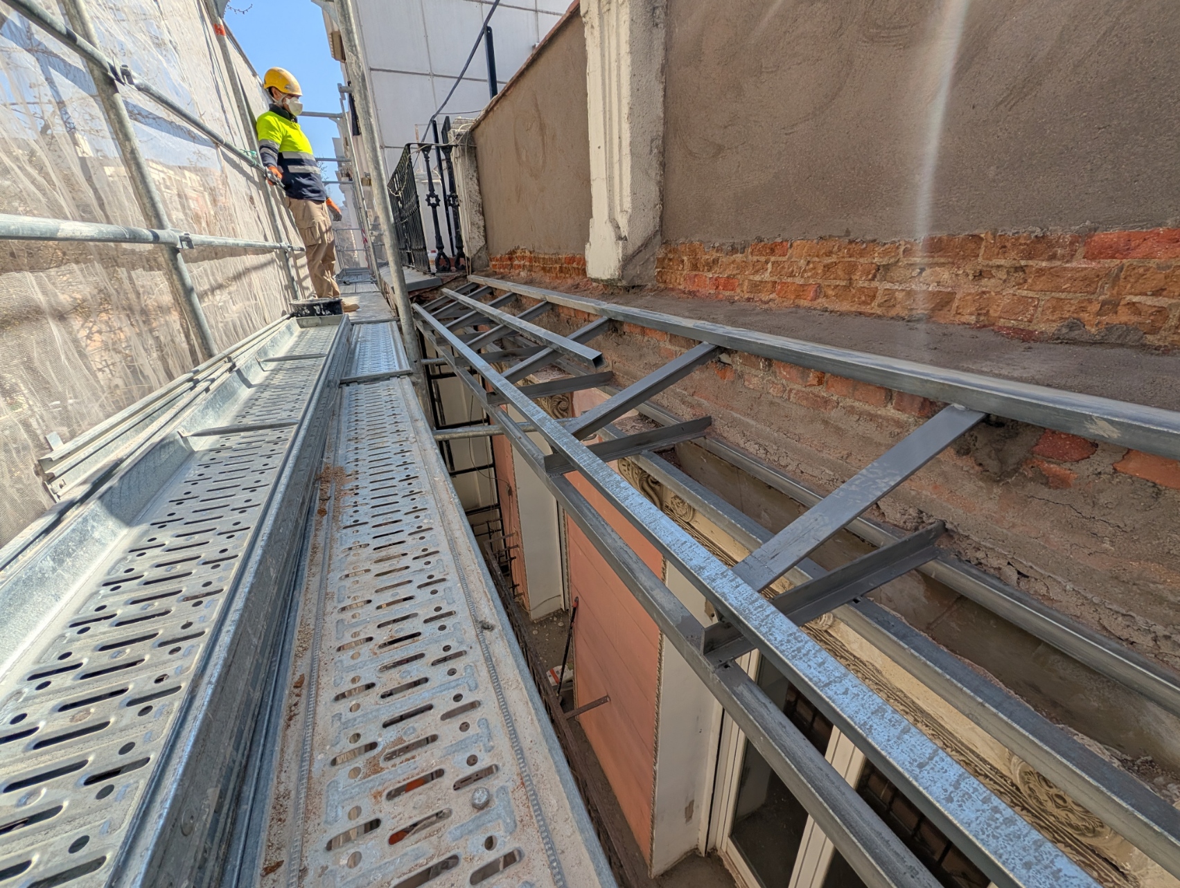 Refuerzo con perfilería metálica en edificio de Madrid