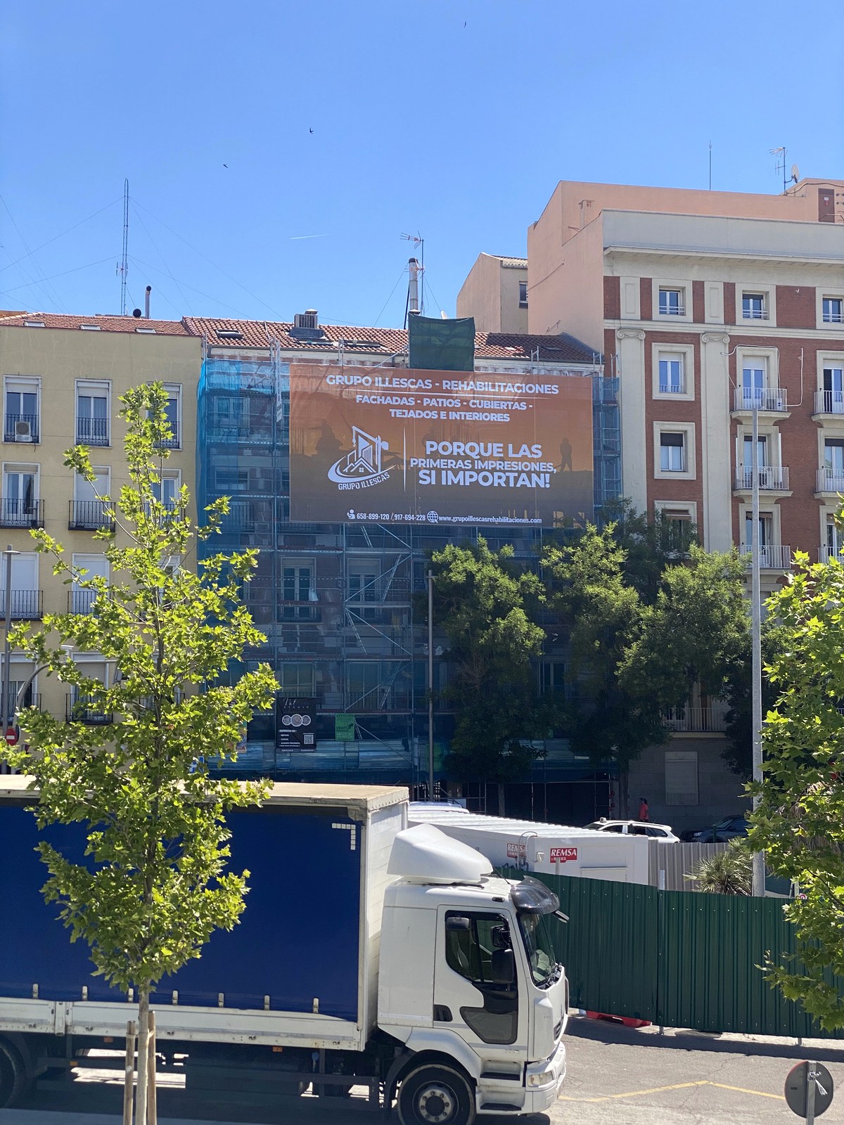 Edificio en rehabilitación con lona de Grupo Illescas en Madrid