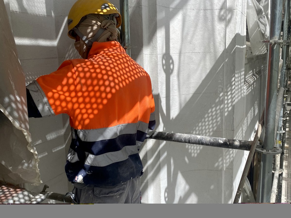 Equipo de Grupo Illescas aplicando SATE en edificio de Madrid