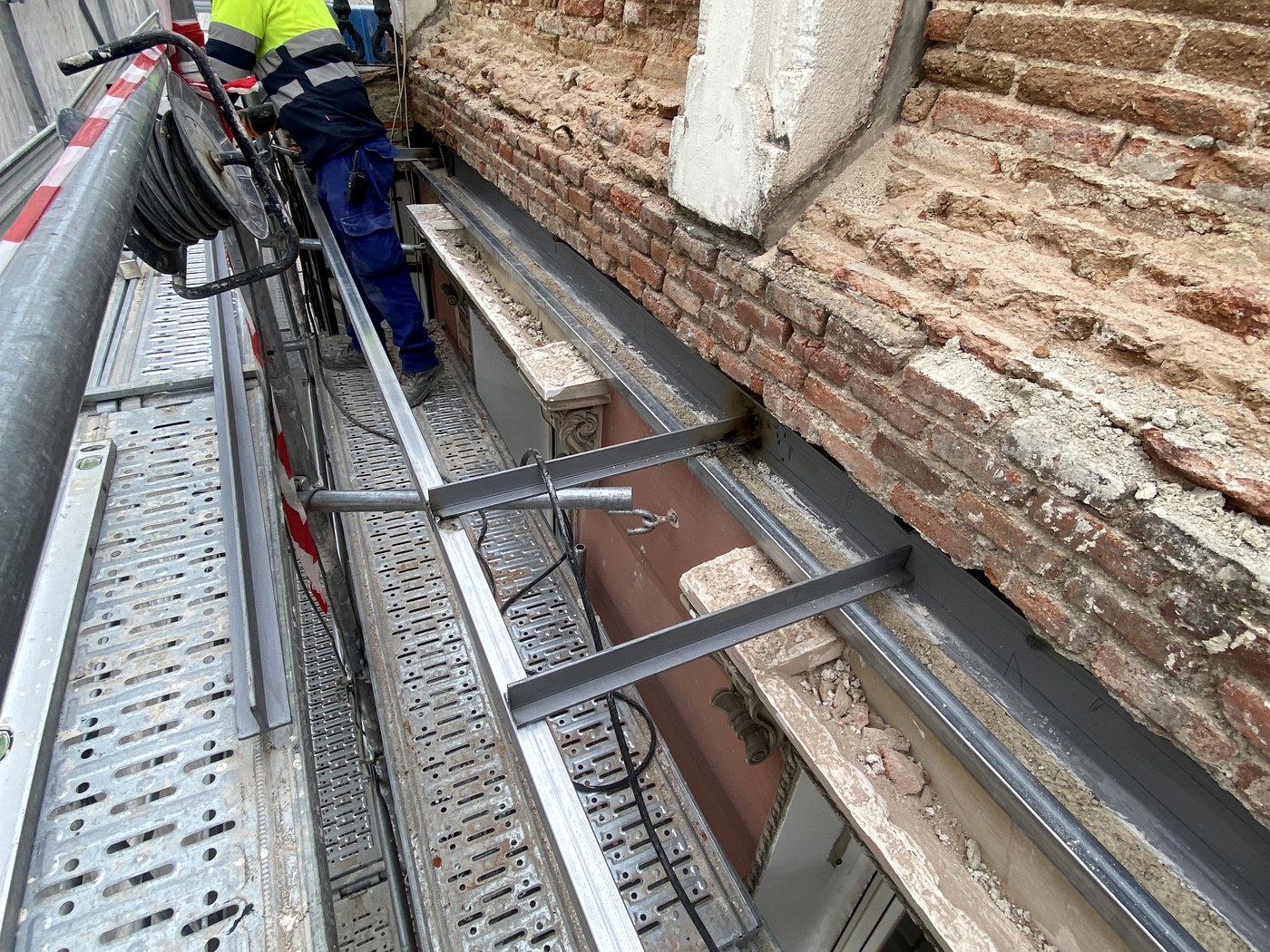 Refuerzo estructural con perfilería metálica en edificio histórico de Madrid