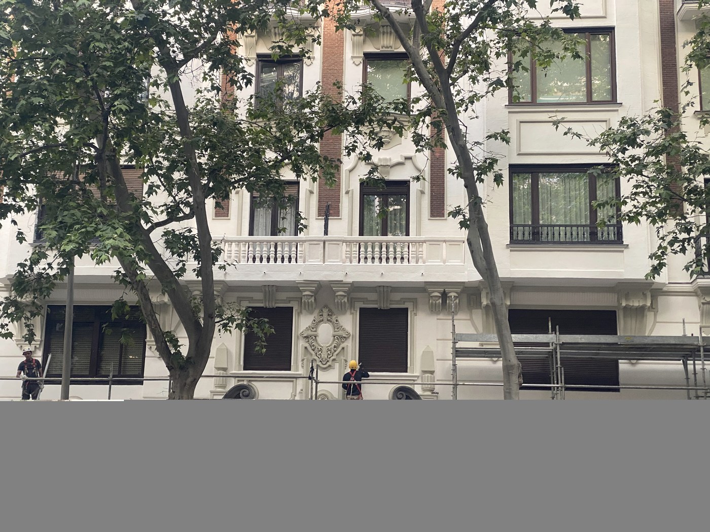 Rehabilitación de fachada con molduras restauradas en Madrid