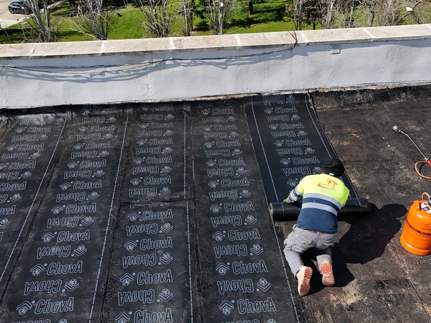 Aplicación de lámina impermeable en cubierta plana de comunidad de vecinos