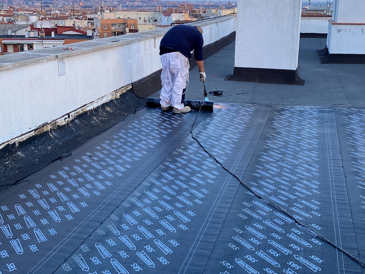 Impermeabilización con lámina Danosa SBS en azotea de edificio Madrid