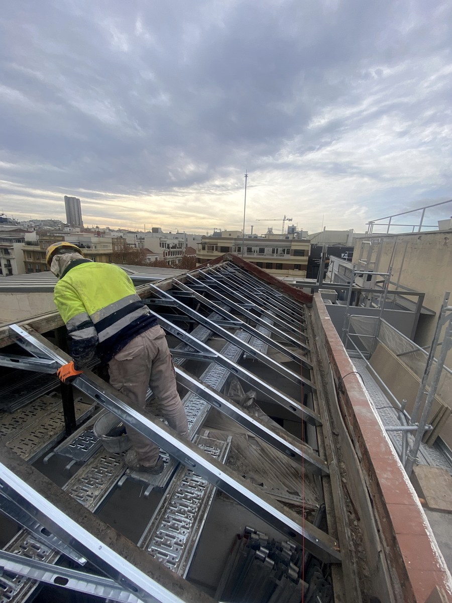Trabajos de rehabilitación de cubierta con skyline de Madrid